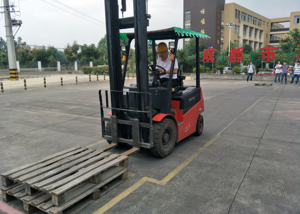 叉车操作证培训在我校举行