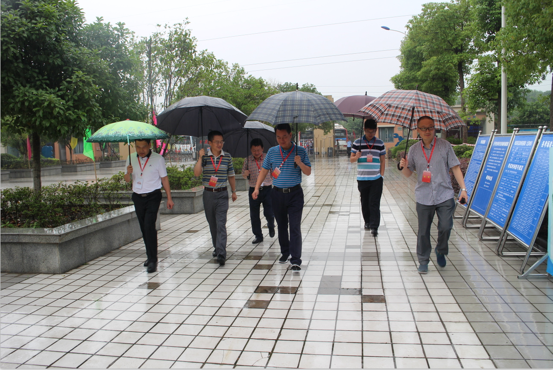 青白江区委常委、统战部长王峻昆到我校巡视中考考点情况