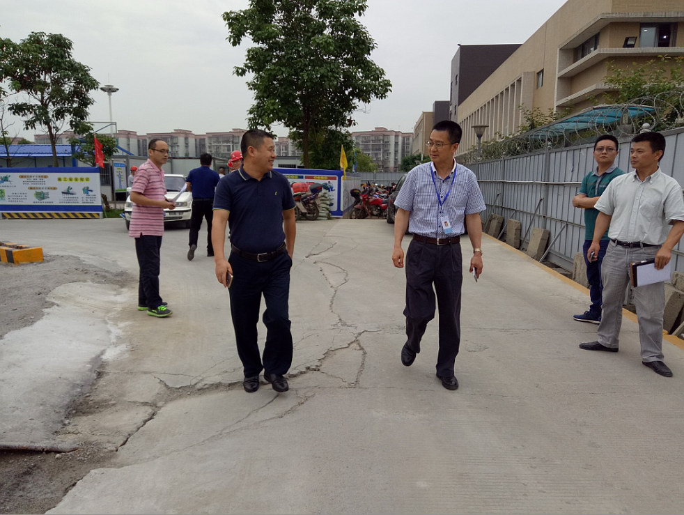 区发改局到我校督查工程项目建设工作