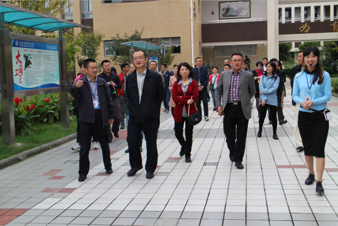 成都市总工会组织市机关干部职工到工程职校参观