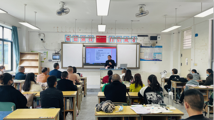 成都市工程职业技术学校举行全校高一年级家长会